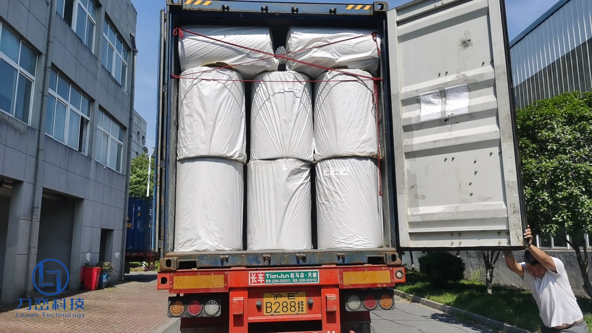 transportation-of-custom-made-aluminum-foil-rock-wool-pipe-insulation-from -the-factory-liluan-technology