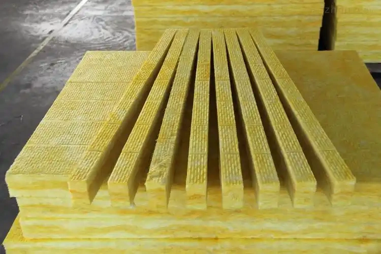 Glass wool boards arranged in fan shape showing uniform fiber texture – lightweight thermal & acoustic insulation panels by Liluan Technology