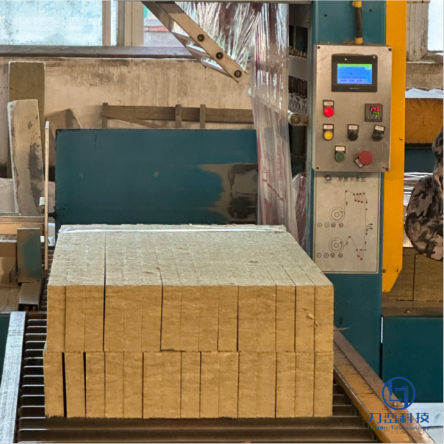 Rock wool strip lamella moving on automated packaging line – manufacturing process for sandwich panel core by Liluan Technology