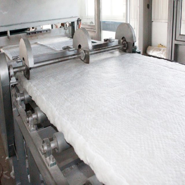 Aluminum silicate blanket being produced on automated production line – manufacturing flexible high-temperature insulation blanket by Liluan Technology