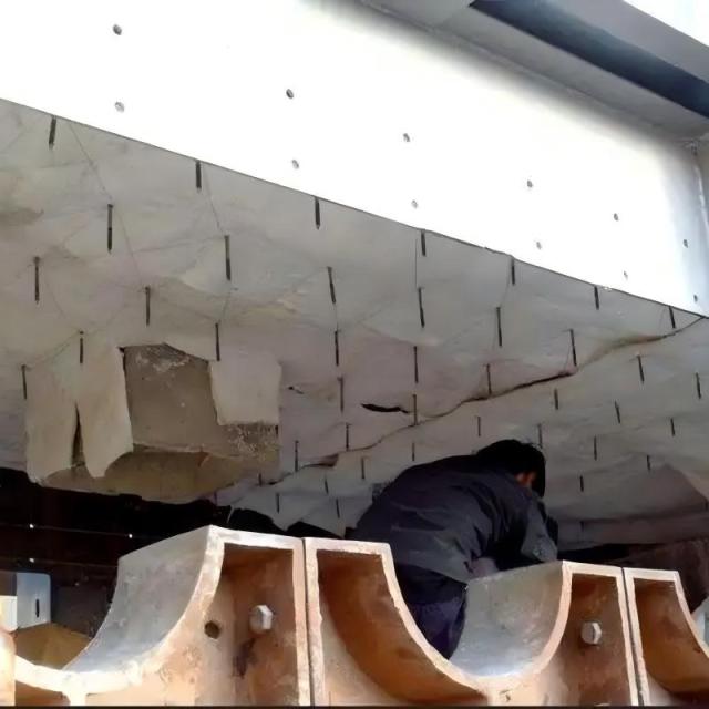 Worker installing aluminum silicate modules on industrial ceiling structure with metal anchors – real high-temperature insulation application by Liluan Technology