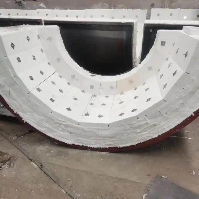 Curved aluminum silicate modules forming semi-circular furnace or kiln lining – custom high-temperature insulation modules by Liluan Technology
