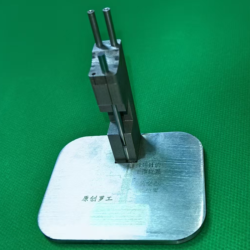 Pin Punching Stand This convenient and practical pinning station is made entirely of stainless steel, hand-ground and polished. The pin extractor needle is made of superior tool steel.