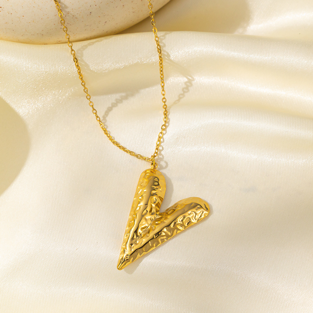 Conjunto de joyería hueca, collar de martillo plisado, pendientes, anillo, joyería de amor de alta gama de acero inoxidable, sentido del diseño femenino