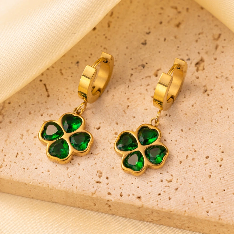Conjunto de joyas, collar, pulsera y aretes de trébol de cuatro hojas esmeralda, collar de clavícula femenina, aretes versátiles de acero inoxidable que no se desvanecen