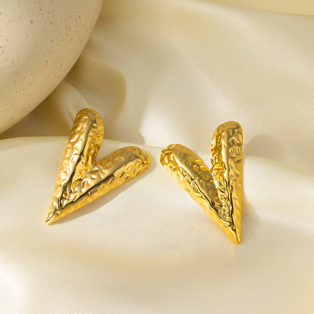Conjunto de joyería hueca, collar de martillo plisado, pendientes, anillo, joyería de amor de alta gama de acero inoxidable, sentido del diseño femenino
