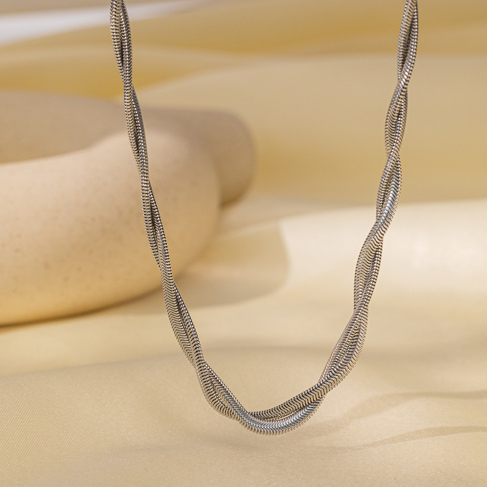 Diseño de nicho, sentido simple y de alta gama, cadena de empuje de hueso de serpiente trenzada chapada en oro, pulsera de collar, conjunto de joyería cruzada de acero inoxidable