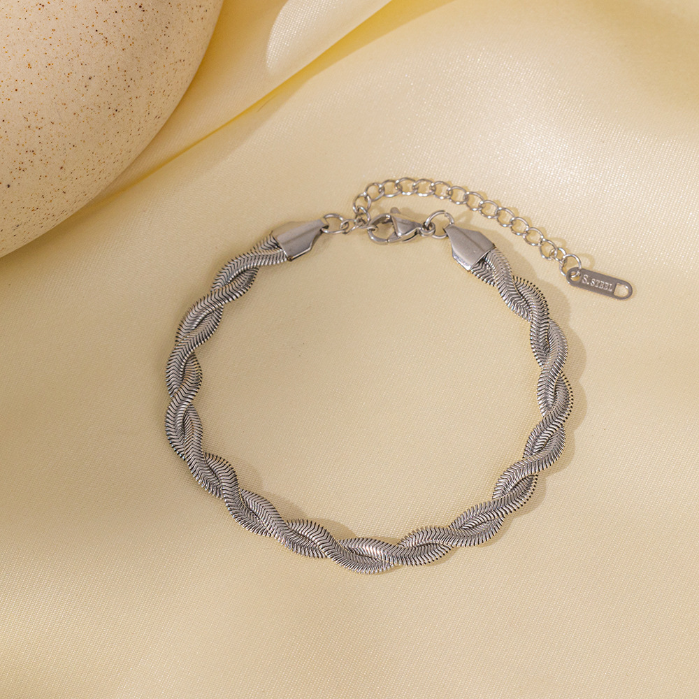 Diseño de nicho, sentido simple y de alta gama, cadena de empuje de hueso de serpiente trenzada chapada en oro, pulsera de collar, conjunto de joyería cruzada de acero inoxidable