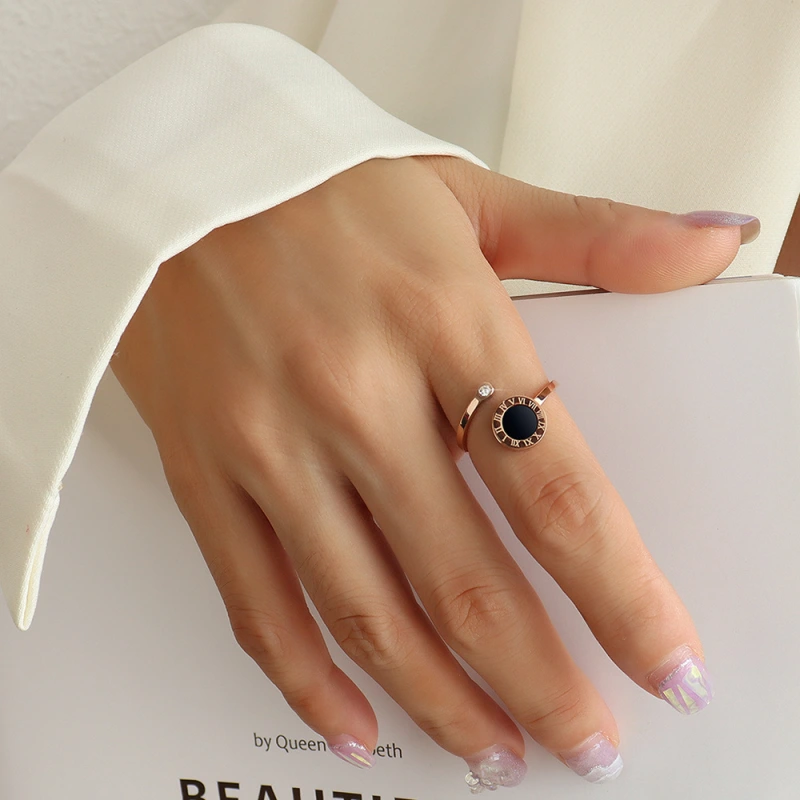 Anillo personalizado redondo negro con incrustaciones de diamantes, sencillo, de acero inoxidable, diseño moderno, ligero, de lujo, versátil  ACRSS/06-56