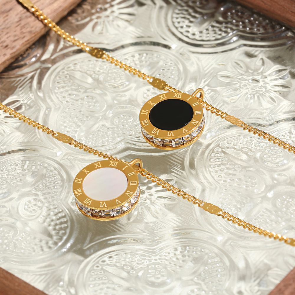Diamante cuadrado simple con diamantes, números romanos, collar de conchas blancas y negras de doble cara  ACRSS/18-65