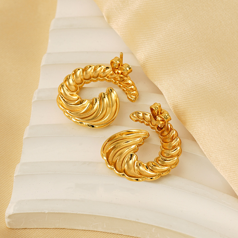 Pendientes de acero inoxidable fundido con diseño de cuerno en espiral, pendientes chapados en oro de moda, pendientes simples y versátiles.  ACRE/38-226