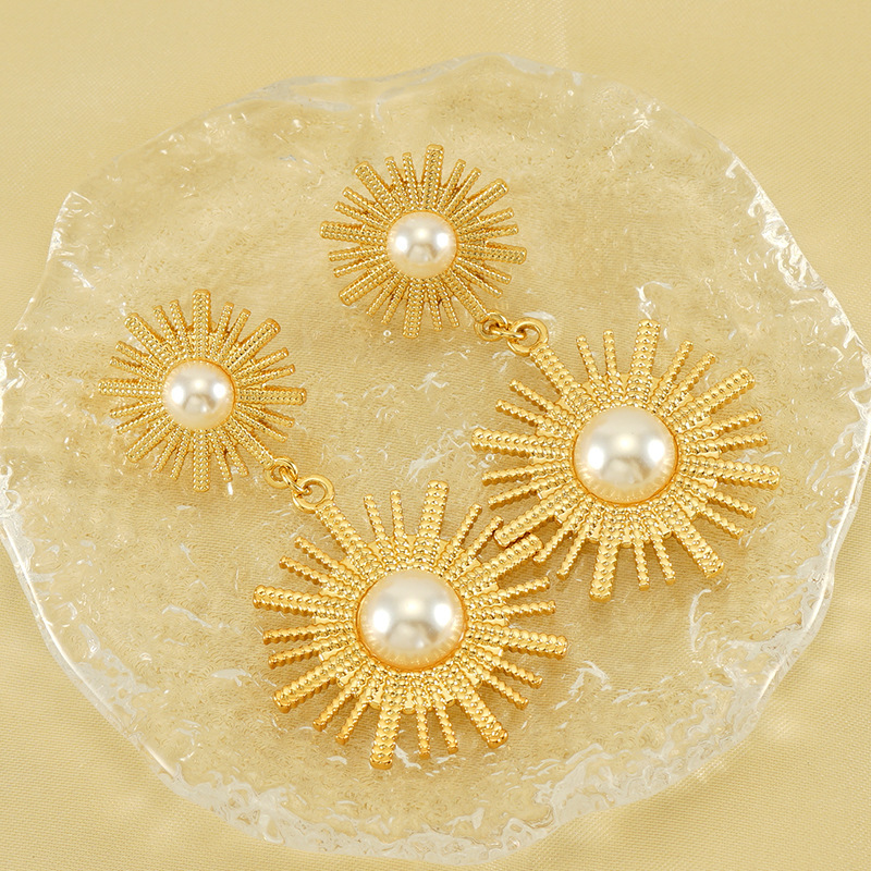 Pendientes redondos retro de perlas de girasol, pendientes chapados en oro de acero de titanio fundido con perlas simples y versátiles  ACRE/38-225