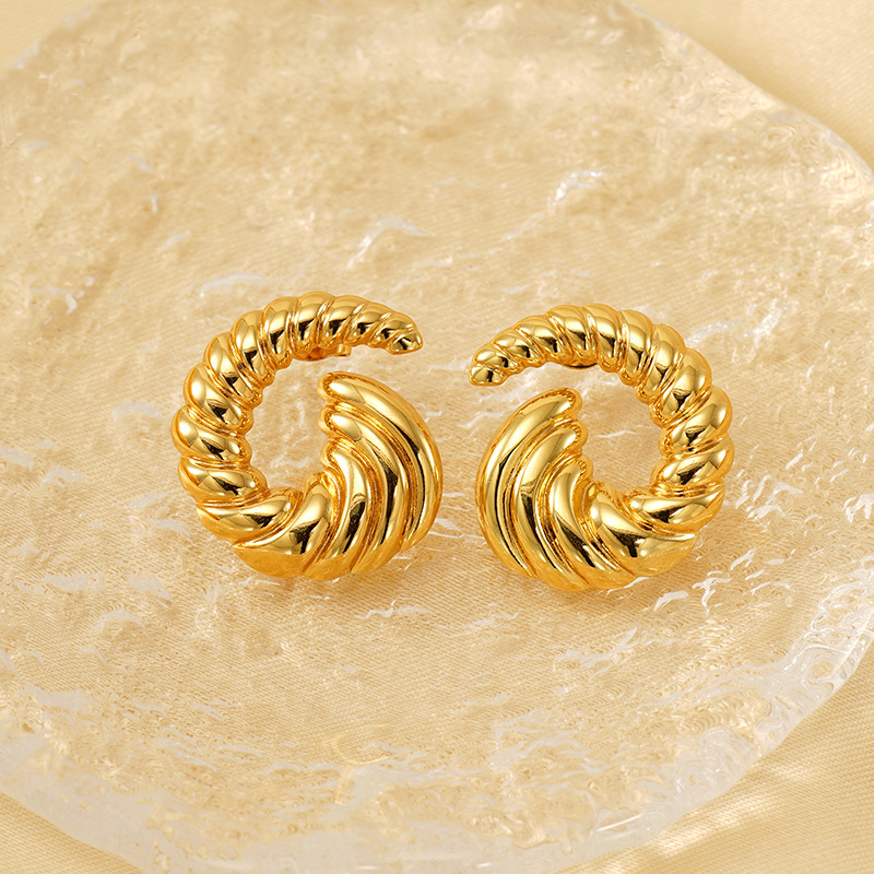 Pendientes de acero inoxidable fundido con diseño de cuerno en espiral, pendientes chapados en oro de moda, pendientes simples y versátiles.  ACRE/38-226