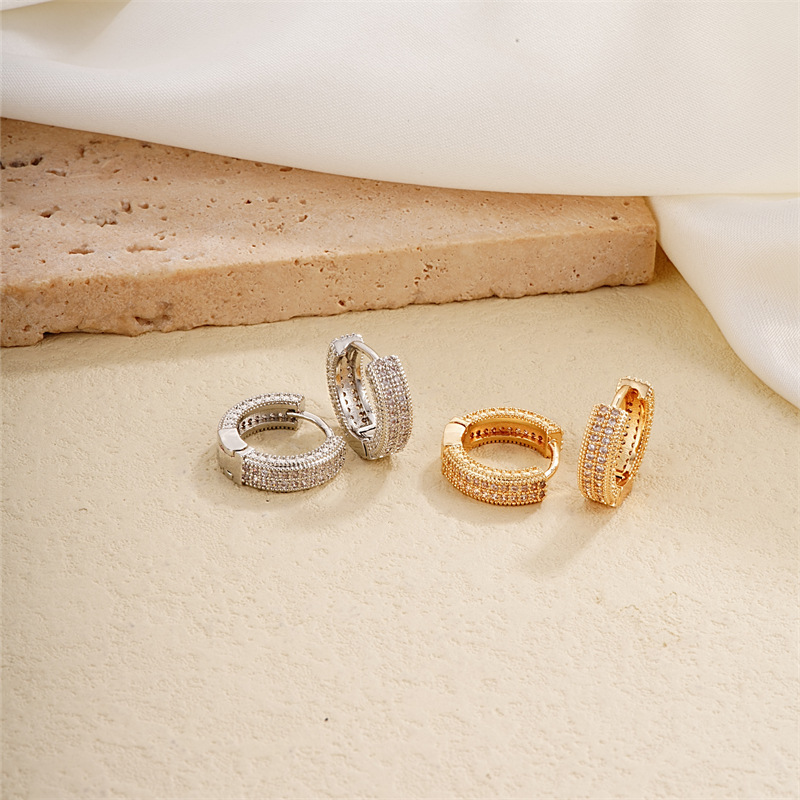 Joyas de cobre, doble hilera de diamantes con micropavé, aretes modernos y lujosos.  COPE/46-285