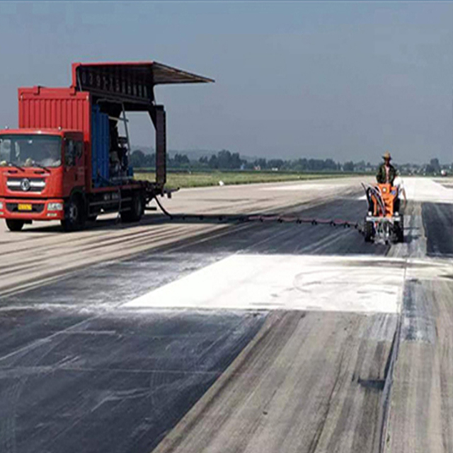 Équipement d'élimination du caoutchouc des pistes d'aéroport