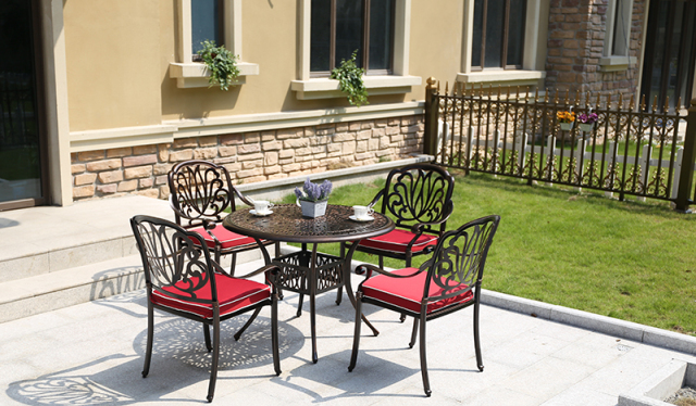 Garden Cast Aluminum Table And Chairs