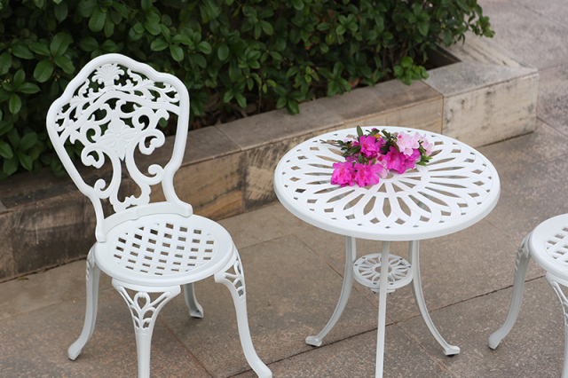 Outdoor dining table and chair