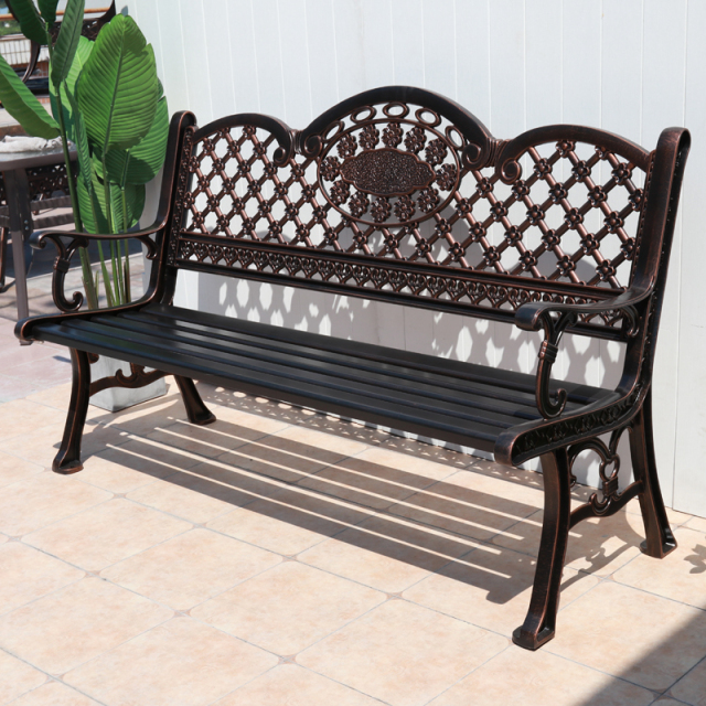 Outdoor cast aluminum chair