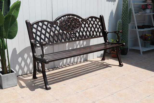 Outdoor cast aluminum chair