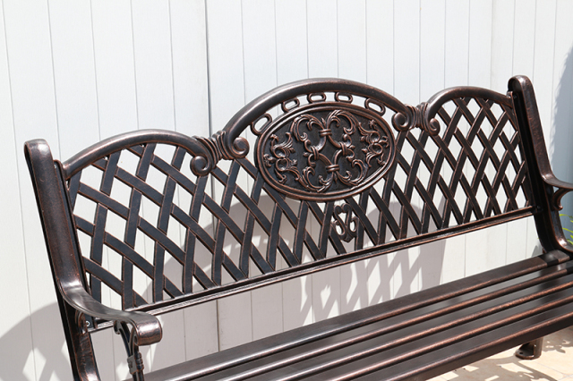 Outdoor cast aluminum chair