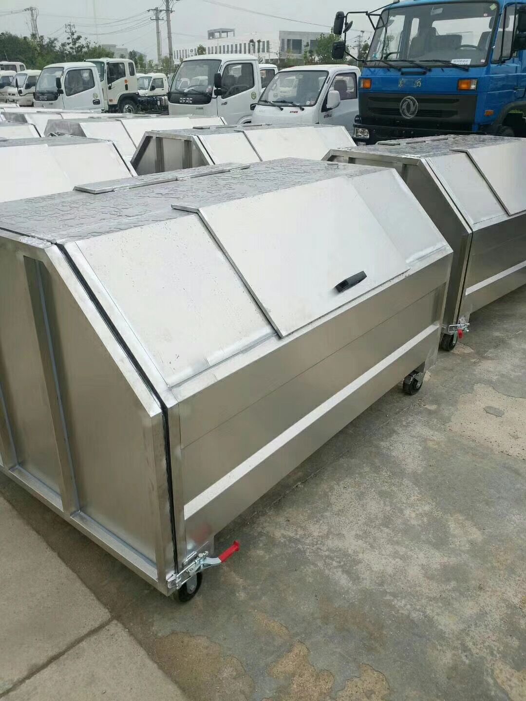 环卫不锈钢勾臂式垃圾箱