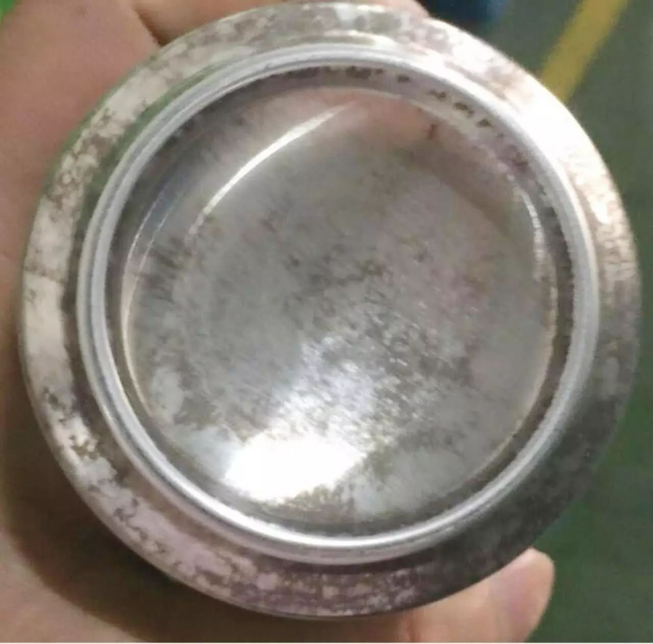 The black bottom of the can means that the bottom of the can fails to show the normal metallic luster, there are patches/pitting or the whole shows different degrees of gray or black.