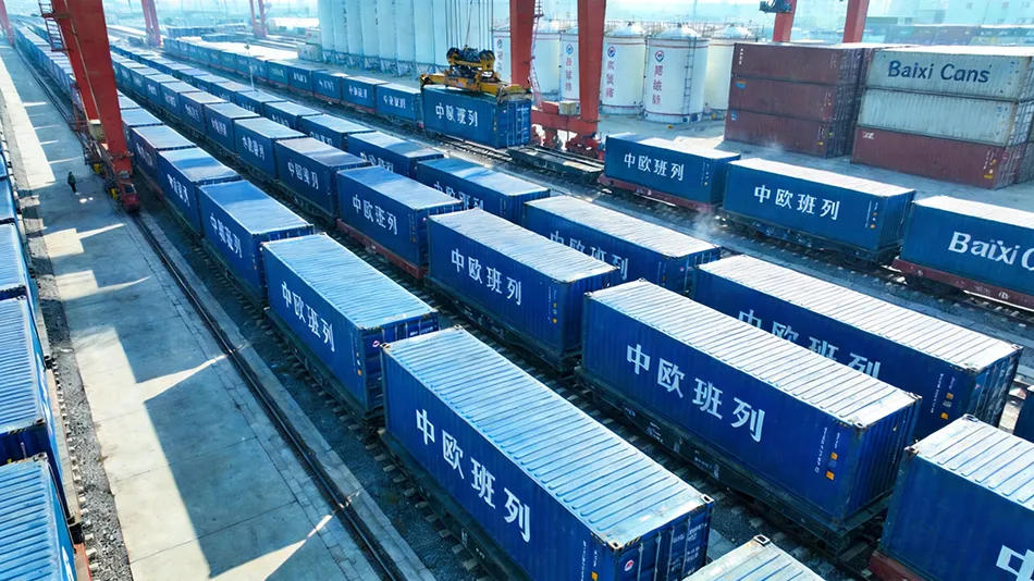 Baixi aluminum cans being loaded into China-Europe Railway Express containers at the Qingdao-Jiaozhou Railway Center for export to Central Asia.