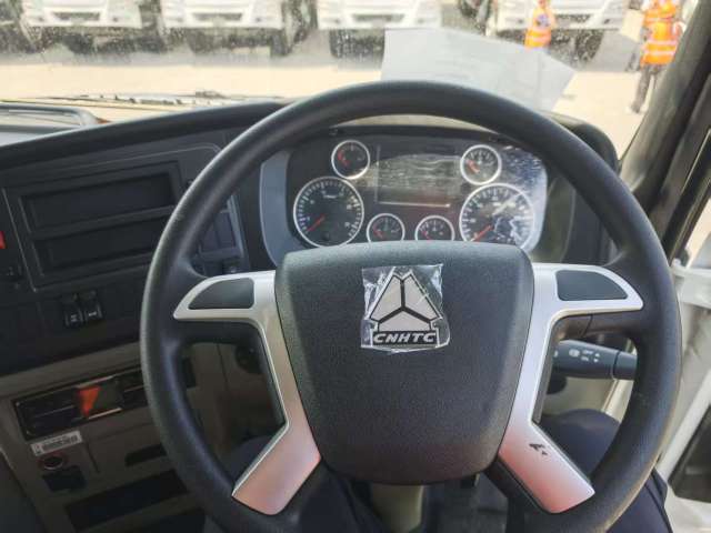 SINOTRUK HOWO NX 8X4 DUMP TRUCK（Transporting coal）