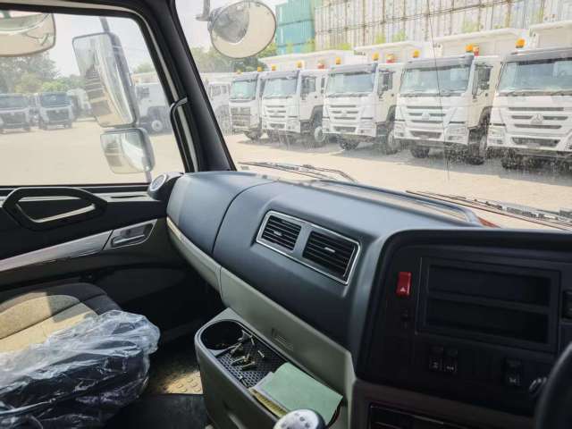 SINOTRUK HOWO NX 8X4 DUMP TRUCK（Transporting coal）