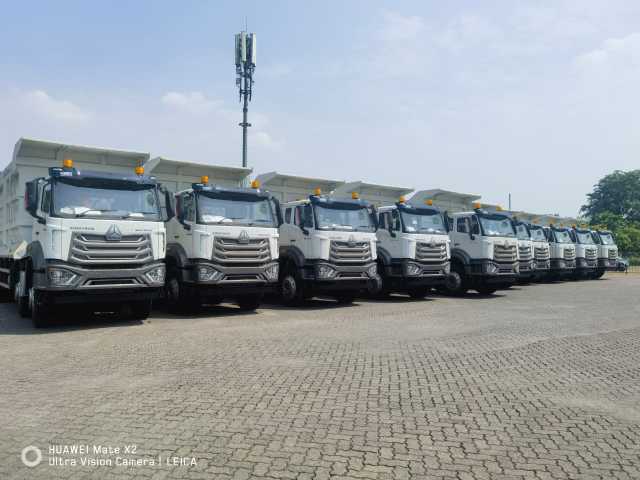 SINOTRUK HOWO NX 8X4 DUMP TRUCK（Transporting coal）