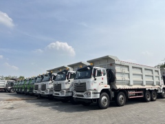 SINOTRUK HOWO NX 8X4 DUMP TRUCK（Transporting coal）