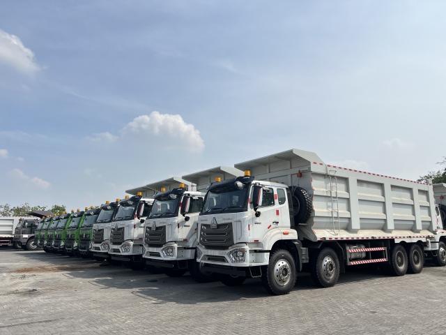 SINOTRUK HOWO NX 8X4 DUMP TRUCK（Transporting coal）