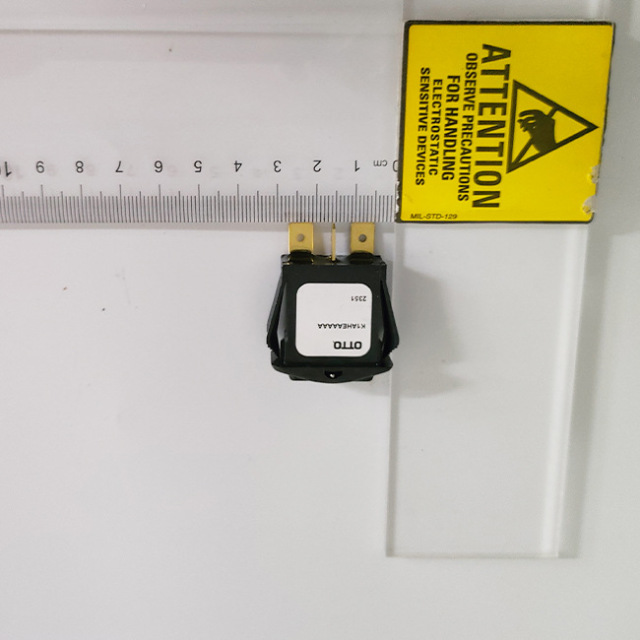 El interruptor basculante American OTTO modelo K1AHEAAAAA resiste golpes y vibraciones extremas.