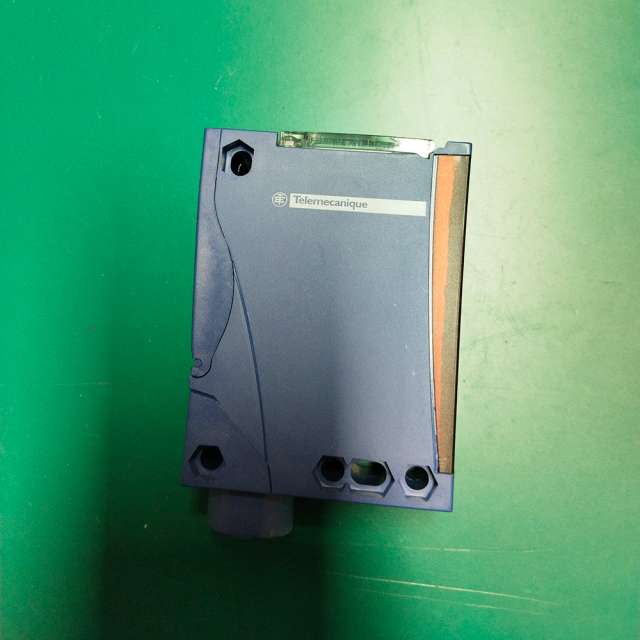 Telemecanique XUX5ARCNT16 Diffuse Photoelectric Sensor