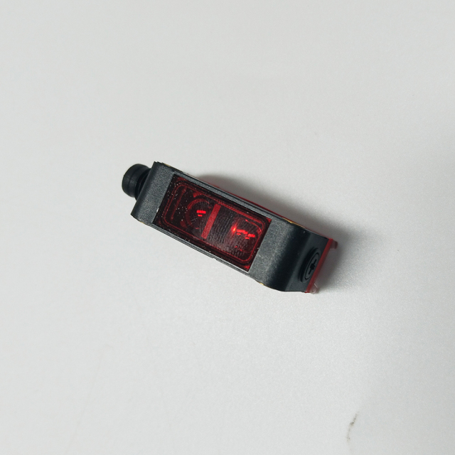 LEUZE Diffuse sensor with background suppression In Stock HT5B/4X-M8
