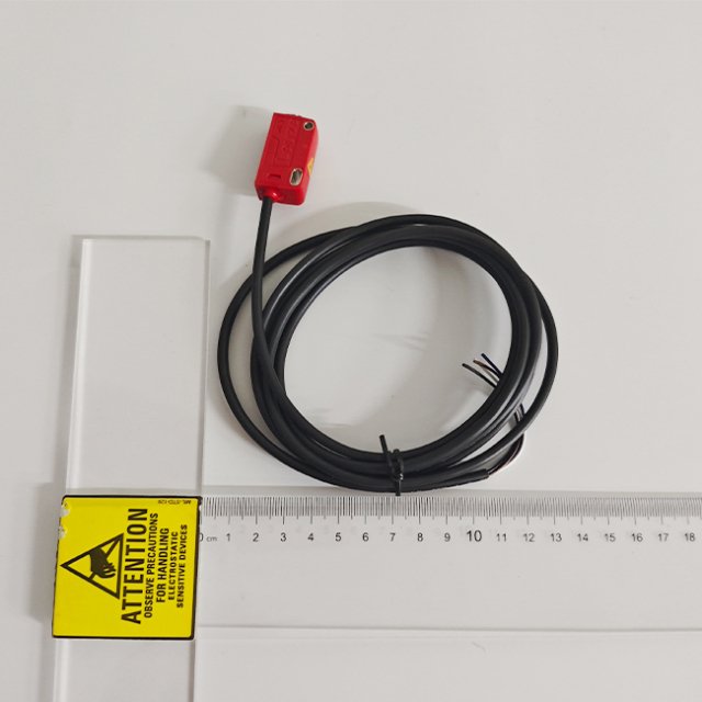 German LEUZE HT3CL2/2N Diffuse Sensor With Background Suppression
