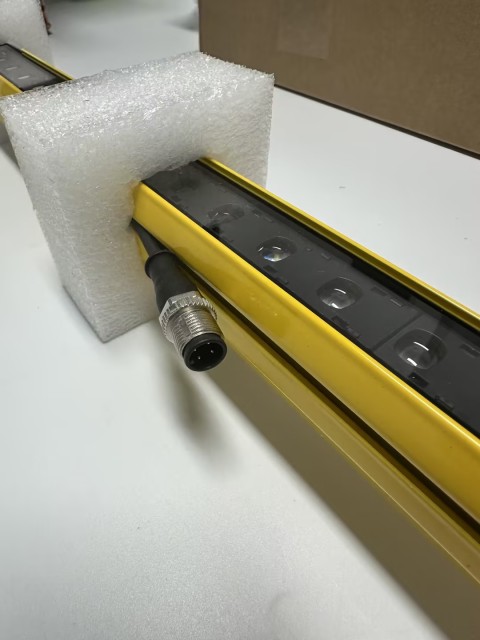 In Stock German LEUZE Safety Light Curtain Receiver ELC110R30-1200