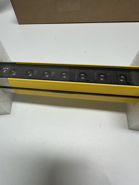 In Stock German LEUZE Safety Light Curtain Receiver ELC110R30-1200