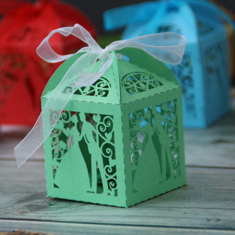 Laser Cut Favor Boxes Wedding Favors Candy Boxes Hollow Out Bride and Groom Design Small Gift Boxes for Wedding