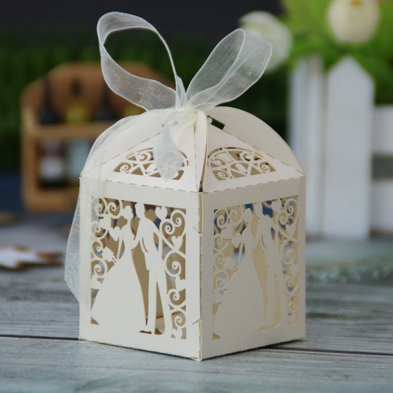 Laser Cut Favor Boxes Wedding Favors Candy Boxes Hollow Out Bride and Groom Design Small Gift Boxes for Wedding