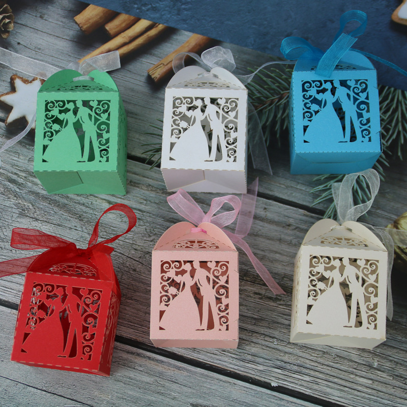 Laser Cut Favor Boxes Wedding Favors Candy Boxes Hollow Out Bride and Groom Design Small Gift Boxes for Wedding