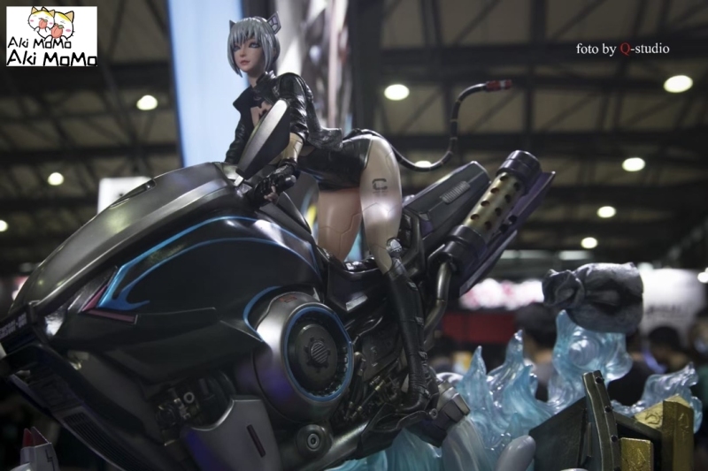 (Pre-order Closed) Cyberpunk Motorcycle Queen 1/4 Scale Statue By East Studio