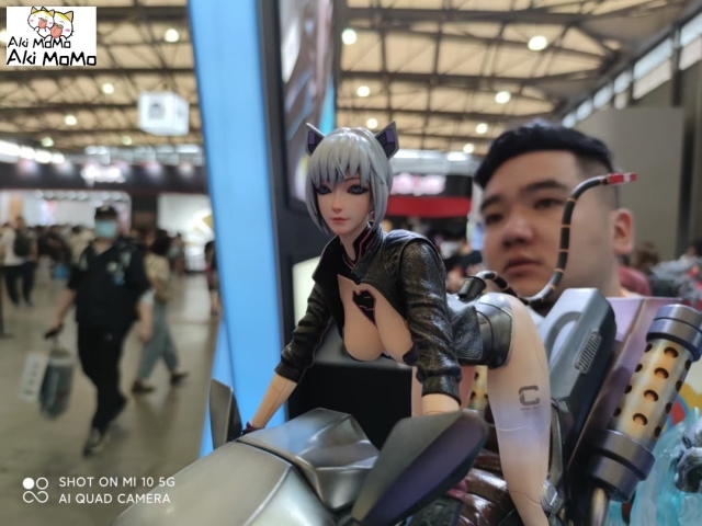(Pre-order Closed) Cyberpunk Motorcycle Queen 1/4 Scale Statue By East Studio