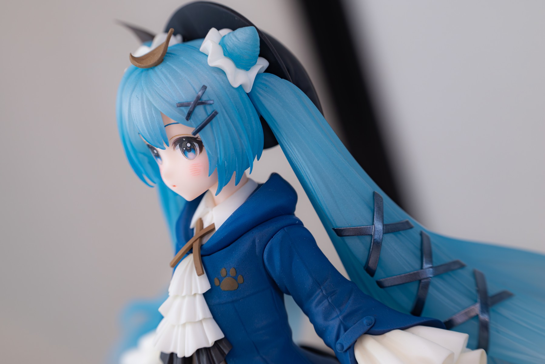 hatsune miku statue