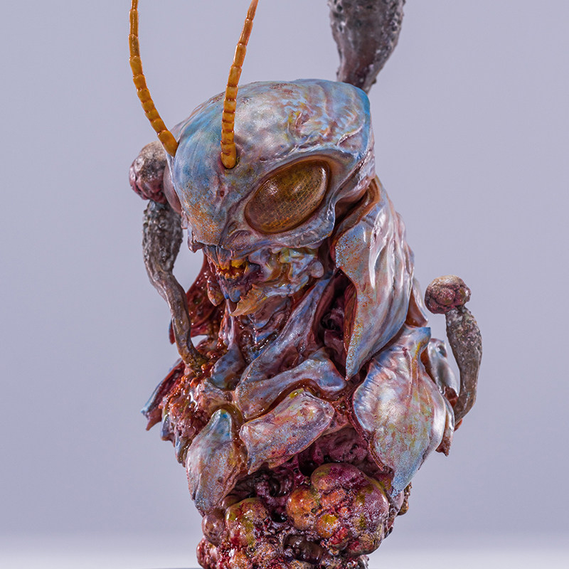 Manas SUM SAZEN Grasshopper Fungi Black Gold Ver. Art Statue