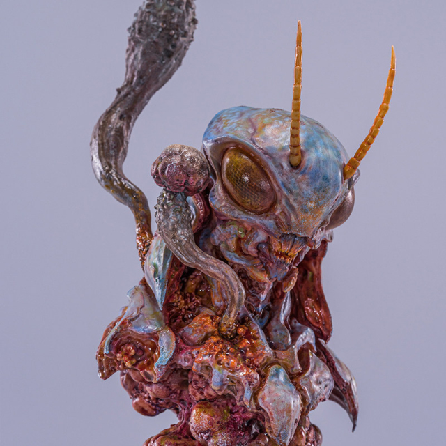 Manas SUM SAZEN Grasshopper Fungi Black Gold Ver. Art Statue