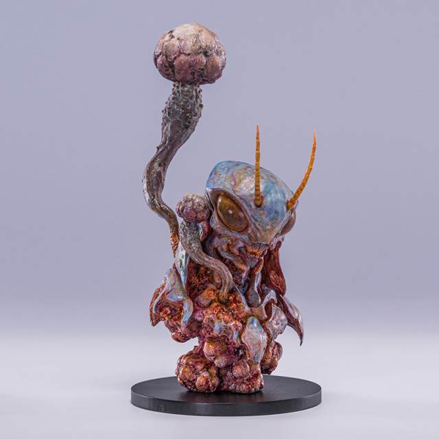 Manas SUM SAZEN Grasshopper Fungi Black Gold Ver. Art Statue