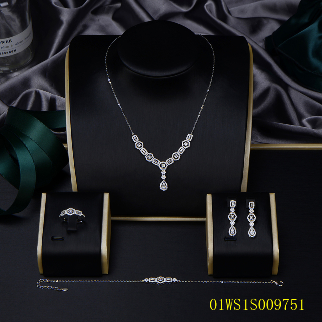 طقم مجوهرات من سلسلة رفيعة من الفضة عيار 925