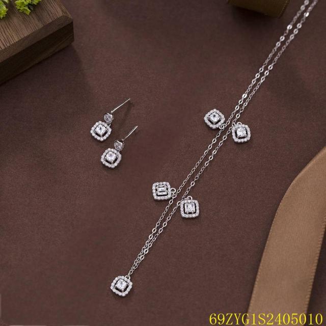 طقم قلادة وأقراط من الفضة عيار 925 مرصعة بالزركون