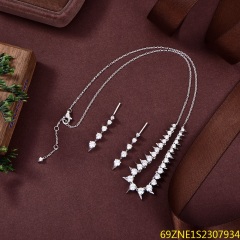 طقم قلادة وأقراط من الفضة عيار 925 مرصعة بالزركون